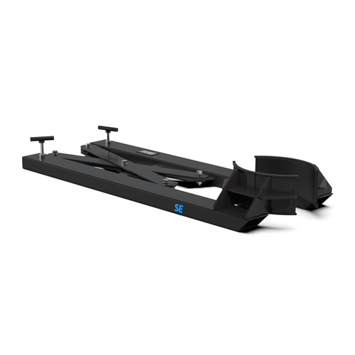 Svart fatlyft till gaffeltruck liggandes på mark sett framifrån